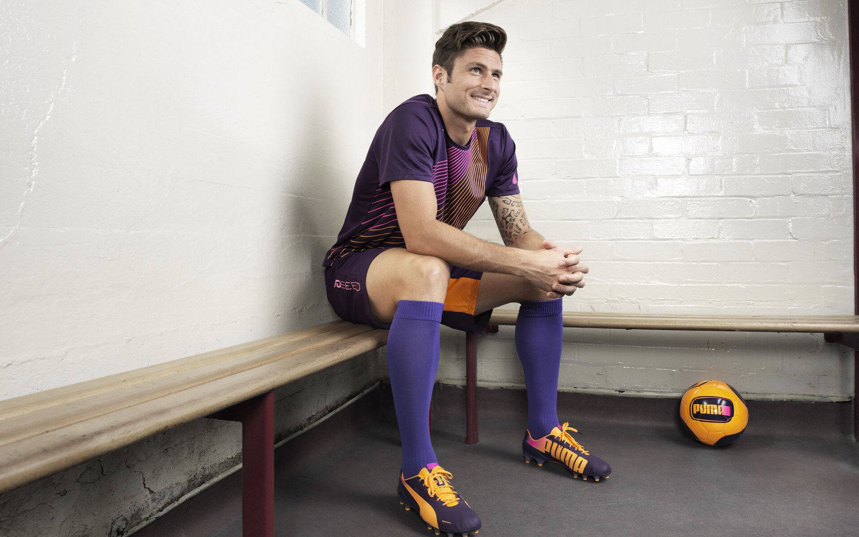 中场前插配合压迫形成致命打击，前场中场后场是什么动作